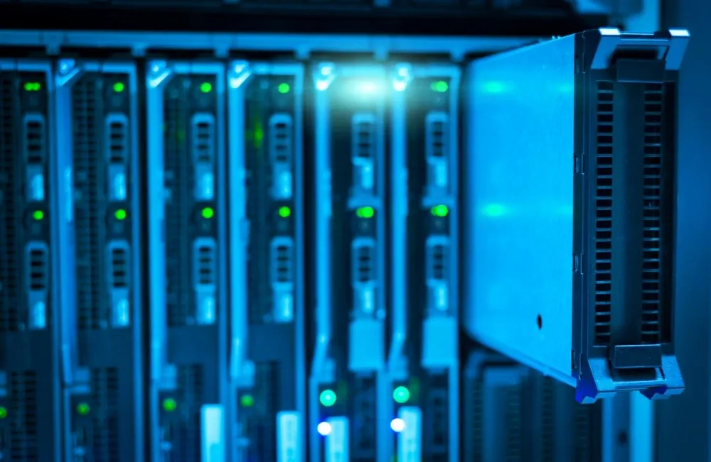 Servidores en un rack de centro de datos con luces indicadoras encendidas, en tonos azules